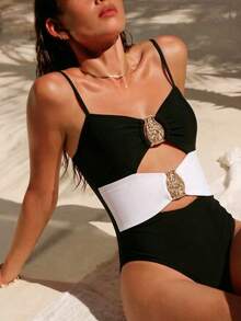 One-Piece Elegant Beach And Vacation Style Swimsuit With Sexy Metal Decoration And Contrasting Colors - 黑與白 - 查看 2