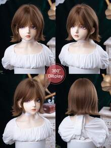 alicegarden 这款12英寸长的合成假发，拥有自然波浪卷发造型，呈现迷人的棕色。它带有刘海设计，并采用耐热纤维制成，确保经久耐用。这款假发非常适合日常佩戴，能够打造自然逼真的效果。 - 棕色 - 查看 8