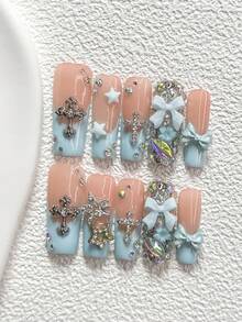 10件套Y2K风格甜美朋克手工美甲套装，包含凝胶美甲套装、3D哥特十字架、星星、丝带蝴蝶结、花朵、彩色水钻美甲装饰、蓝色指甲油、法式撞色美甲，以及美甲工具（1个果冻贴纸+1个指甲锉）。提供杏仁形、鸭嘴形和棺材形三种款式，适合派对、日常佩戴、聚会、摄影、春夏通勤等场合。 - 彩色 - 查看 4