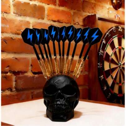 创意骷髅头造型飞镖架，独特飞镖收纳架，多孔飞镖整理器，密室逃脱装饰，易于清洁的桌面飞镖配件收纳架，个性十足的棋盘游戏配件收纳，最多可容纳21支飞镖，送给情侣、朋友、家人的完美礼物（节日和生日），适合男士专属空间、家庭办公室、飞镖用品等。