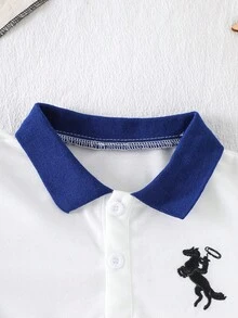 Bộ 2 món áo polo tay ngắn và quần short màu xanh hải quân phối màu tương phản cho bé trai, kiểu dáng cổ điển với họa tiết thêu hình ngựa, thoải mái và phong cách cho các hoạt động ngoài trời mùa xuân/hè và mặc thường ngày. - trắng - Xem 3