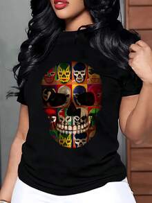 Dibujo colorido que muestra una ni?a sonriente sosteniendo un gran lápiz amarillo rodeado de flores peque?as y las palabras Club de maestras chidas en tonos vivos simbolizando alegría ense?anza y  camiseta de mujer casual cómoda 220g - Negro - Ver 8
