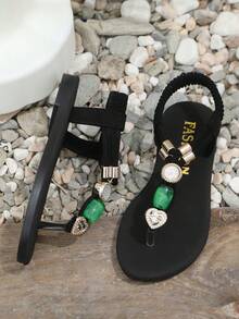 1双黑色女童平底人字拖，纯色柔软编织面料，交叉绑带设计，饰以闪亮水钻和绿色玛瑙，圆头柔软防滑一脚蹬设计，时尚可爱波西米亚风沙滩凉鞋，适合日常休闲、海滩、校园、舞蹈、春夏等场合。 - 黑色 - 查看 6