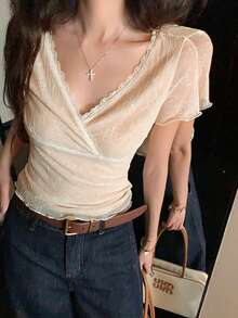 收腰V领蕾丝上衣，设计优雅合身，风格百搭，适合夏季穿着。 - 杏色 - 查看 1