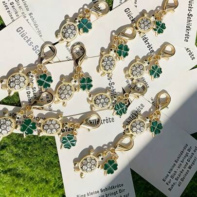 Bộ 12 móc khóa hình rùa và cỏ bốn lá bằng hợp kim sáng bóng, bùa may mắn thú vị, phụ kiện cổ điển thời trang phù hợp với túi xách, ví, ba lô, tai nghe và chìa khóa (Không kèm thẻ).
