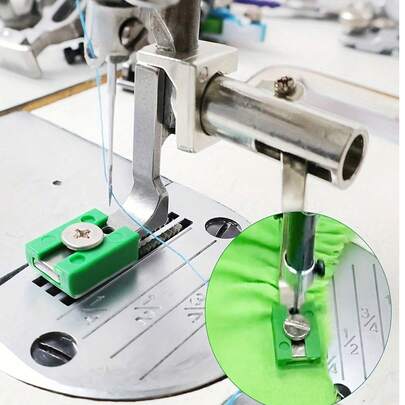 P950工业缝纫机，配备可调节褶皱压脚 - 采用耐用钢材制成，符合人体工程学的手柄，适用于缝合和褶皱缝纫，包含绿色布料收集装置，实现精准牢固的缝纫效果。