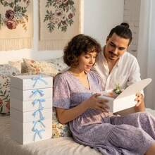 2个带盖白色礼盒，尺寸10x8x3.5英寸，可作伴娘邀请盒，配丝带，适用于婚礼、包装、礼物、生日、圣诞节、派对等场合。 - default - 查看 4