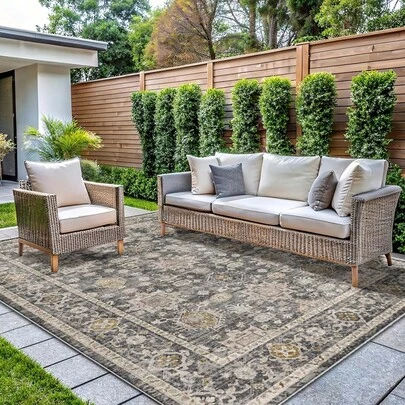 Thảm trải sàn phong cách Bohemian, nền xám đậm, họa tiết hoa văn hình học màu be cổ điển. Chất liệu nhung nặng khoảng 850 gram, dày khoảng 0,6 cm. Thảm có khả năng chống mài mòn/chống trơn trượt/dễ vệ sinh. Có nhiều kích thước khác nhau. Thích hợp cho nhà bếp/phòng khách/phòng ăn/phòng ngủ/ban công/phòng tắm/phòng học và các không gian khác. Đây là sự lựa chọn hoàn hảo cho trang trí nhà cửa.