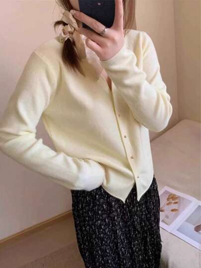 Áo khoác cardigan dài tay cổ chữ V dáng suông dành cho nữ, chất liệu polyester, cài cúc phía trước.