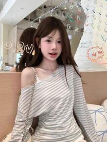 Áo dệt kim nữ mùa xuân/hè mới, kiểu dáng ngọt ngào với họa tiết ren phối ghép, tay dài, vai lệch. - Màu xanh nhạt - Xem 1