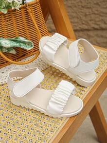 一双优雅的白色女童凉鞋，采用缎面褶皱设计，饰有珍珠脚踝饰片，并配有魔术贴搭扣。适合春夏季节穿着，也适合旅行、参加派对以及作为节日礼物。 - 白色 - 查看 4