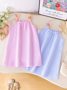 Set de 2 vestidos de tirantes de verano a rayas para niñas pequeñas, opciones de color rosa y azul, con tirantes decorativos 3D con flores, tela de burbujas transpirable, silueta holgada tipo A, vestido dulce y lindo para uso al aire libre - Multicolor - Ver 1
