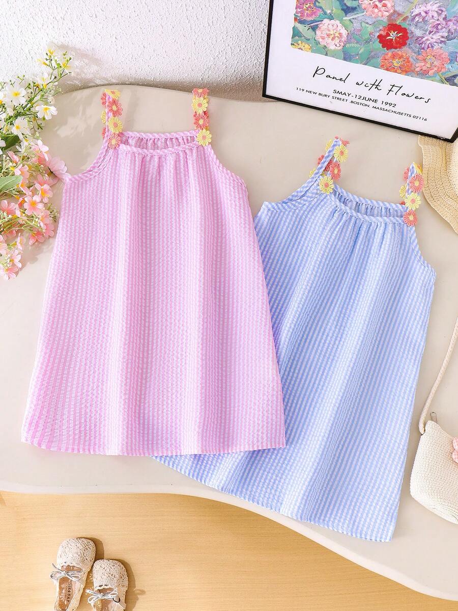 Set de 2 vestidos de tirantes de verano a rayas para niñas pequeñas, opciones de color rosa y azul, con tirantes decorativos 3D con flores, tela de burbujas transpirable, silueta holgada tipo A, vestido dulce y lindo para uso al aire libre - Multicolor - Ver 1