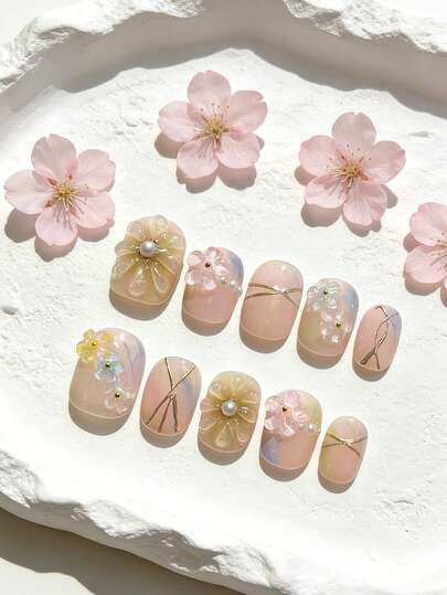 10 móng tay giả thủ công họa tiết hoa Nhật Bản mùa xuân, màu ombre nude pastel với hoa 3D, ngọc trai và dây vàng, móng ngắn vuông/oval, móng acrylic giả cho mùa hè, tựu trường, đám cưới, kèm keo dán và dũa móng, dụng cụ làm móng DIY.