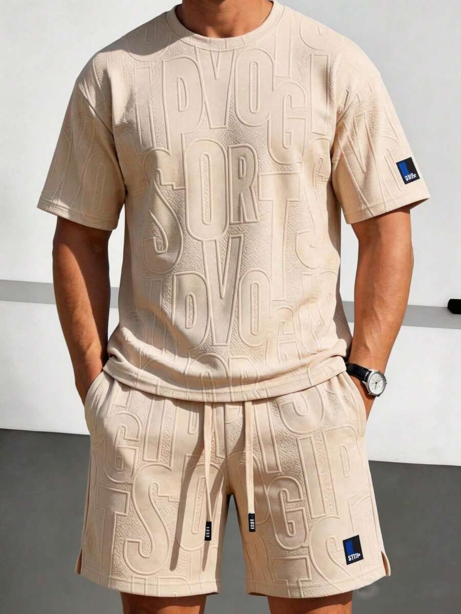 Blueprint Man 男士卡其色圆领加厚短袖短裤套装，3D字母压纹，透气吸汗，抗起球，防皱易打理，时尚休闲男士两件套，短袖短裤套装，适合日常休闲、朋友聚会等场合，尽显老钱风范。 - 卡其色 - 查看 1