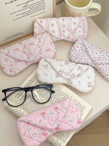 1pc Heart-Shaped Quilted Eyeglasses Case, Women's Glasses Bag, Eyeglasses Box, Eyeglasses Holder, Girls Eyewear Storage Box, Suitable For Travel, Vacation And School, Sunglasses Pouch, Multi-Function Storage Bag, Eyewear Organizer, Jewelry Pouch, Sunglasses Accessories, Designed In Korean INS Style, With Buckle Closure, Perfect For Protecting Sunglasses, Birthday Gift, Friend Gift, Bridesmaid Gift, Back To School Gift, Travel Essential, Dorm Essential - 條紋花 - 查看 3