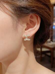 1 Đôi bông tai đính chữ sang trọng, tinh tế, giúp tôn lên vẻ đẹp hàng ngày. - Nhiều màu - Xem 3