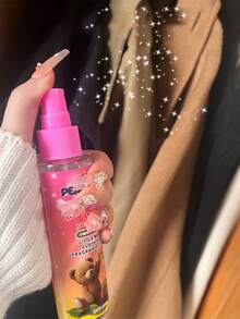 1瓶100毫升织物香氛喷雾（香草皂香、白茶茉莉香、柑橘雪松香），空气清新剂，高级衣物香氛，持久留香，适用于衣物、浴室、卧室、衣柜、客厅和汽车。 - 100ML - 查看 3