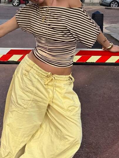 ملابس علوية قصيرة مخططة عصرية للنساء من هولوتشيل، ذات ياقة غير متماثلة، نصف كم، مناسبة للربيع، مرنة للغاية، بلوزات صيفية