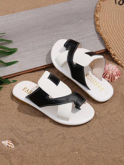 1 đôi dép xăng đan đi biển màu trắng và đen cho trẻ em, chất liệu PU mềm mại và thoải mái, mũi tròn, đế mềm chống trượt, kiểu dáng xỏ chân tiện lợi, dép bệt thời trang và dễ thương kiểu nghỉ dưỡng, phù hợp cho bé trai và bé gái, học sinh, đi chơi hàng ngày, dự tiệc bãi biển, mẫu mới mùa xuân/hè.