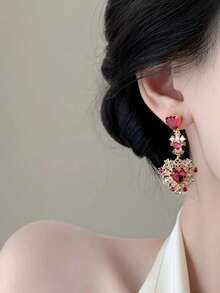 一对时尚个性奢华精致优雅的红色爱心夸张设计耳环，适合女士婚礼、晚宴、舞会、度假佩戴，高端闪亮立方氧化锆铜质耳环 - 彩色 - 查看 4