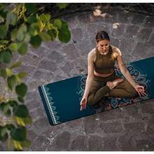 nuveti Alfombrilla de yoga de viaje impresa de 1/16 pulgadas de grosor antideslizante con bolsa de transporte plegable ligera de gamuza y goma natural para yoga pilates y fitness 72 pulgadas de largo x 24 pulgadas de ancho x 1.5 mm - Azul / Patchwork - Ver 6