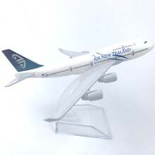 Mô hình máy bay Airbus 747 & 380 kích thước 16cm, lý tưởng cho người sưu tập mô hình máy bay và là lựa chọn quà tặng tuyệt vời cho sinh nhật, ngày lễ và đồ chơi - Bao gồm các hãng hàng không từ châu Á, châu Âu, Ả Rập Xê Út và Boeing 787. - Nhiều màu - Xem 9