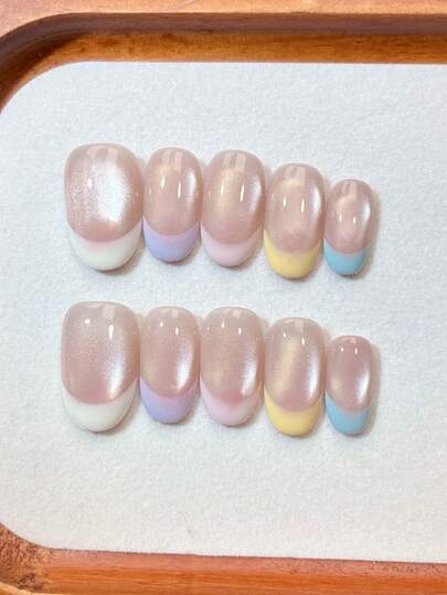 Móng giả dán mắt mèo màu nude pastel thanh lịch – Móng giả thủ công với hiệu ứng mắt mèo lấp lánh, đầu móng kiểu Pháp nhiều màu sắc mềm mại và kết cấu nghệ thuật móng bóng mịn – Móng tái sử dụng dành cho nữ, làm móng chất lượng như ở salon với khả năng dán dễ dàng và độ bền lâu – Hoàn hảo cho sử dụng hàng ngày, hẹn hò hoặc các dịp đặc biệt – Vừa vặn thoải mái, thiết kế thân thiện với móng – Có được bộ móng mơ mộng, bóng bẩy chỉ trong vài phút mà không cần tốn chi phí ở salon.