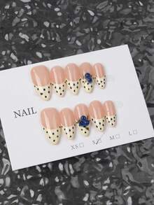 10片Y2K风格短款圆形手工美甲贴纸，包含裸色、蓝色和黄色调，饰有3D蓝莓雕刻和波点法式美甲设计，适合女性和女孩参加派对、日常佩戴、作为礼物。 - Follow Your Heart - 查看 3
