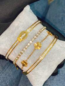 Bộ 4 vòng tay mạ vàng sang trọng, 4 vòng tay hình cỏ ba lá và khóa cài đính pha lê, trang sức tối giản có thể đeo chồng lên nhau, thích hợp cho đám cưới và tiệc tùng. - Vàng - Xem 7