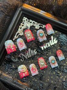 Bộ 10 móng giả acrylic ngắn vuông phủ kín toàn bộ, màu đỏ hồng, nhuộm tie-dye đỏ hồng và xanh nhạt, sử dụng vàng để vẽ tay các họa tiết hình học như đường viền mặt trăng, đường viền mặt trời và các đường đối xứng, đính kèm ngọc trai giả 3D màu trắng, đá pha lê xanh và đá pha lê trong suốt. - Màu Hồng Tươi - Xem 3