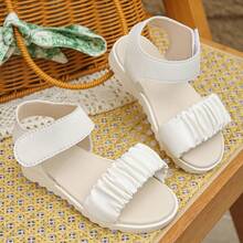 一双优雅的白色女童凉鞋，采用缎面褶皱设计，饰有珍珠脚踝饰片，并配有魔术贴搭扣。适合春夏季节穿着，也适合旅行、参加派对以及作为节日礼物。 - 白色 - 查看 9