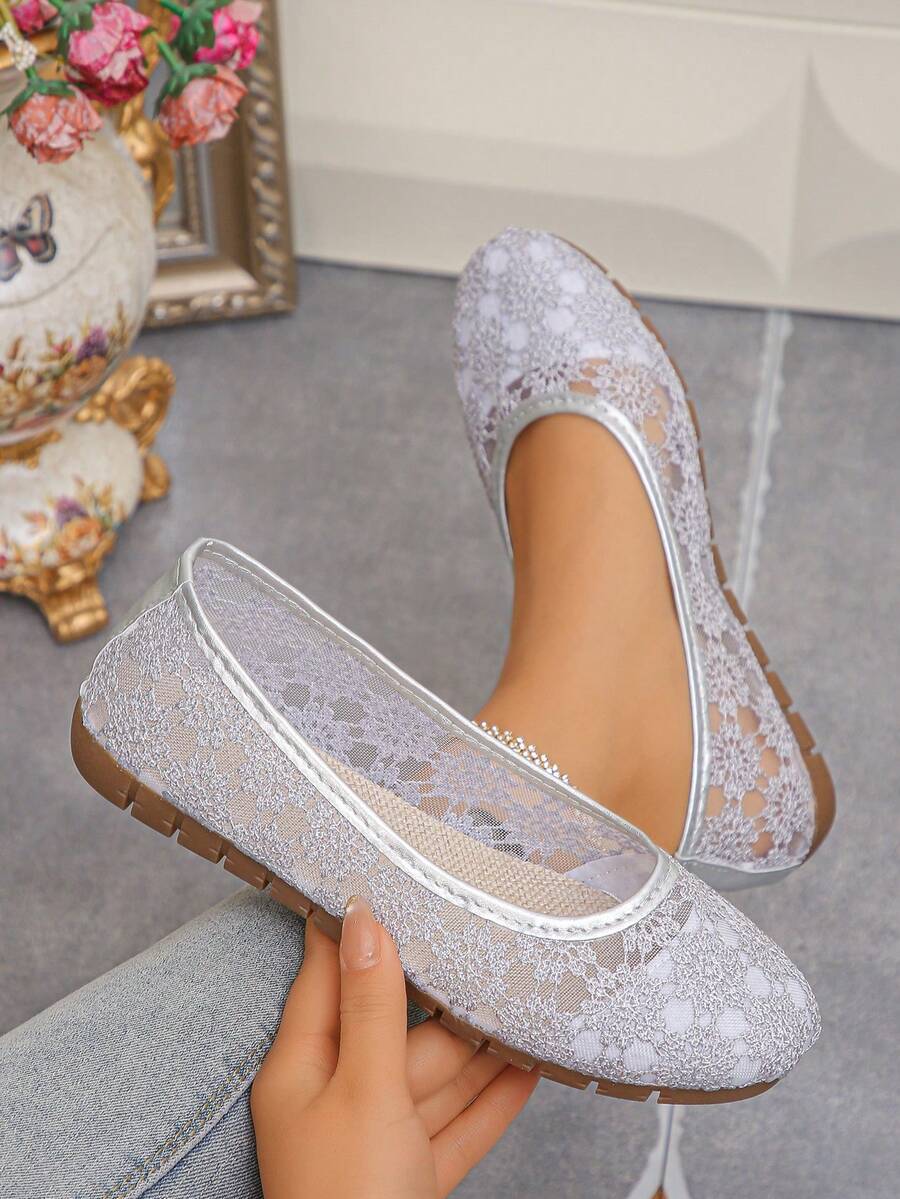 1 đôi giày lười nữ kiểu vintage, thêu họa tiết trên phần mu bàn chân, trang trí hoa đính đá, đế mềm thoáng khí thoải mái, phù hợp cho các bữa tiệc, hẹn hò, khiêu vũ, đi chơi, đi biển, trong nhà, dạo phố, đi học.