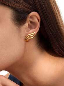 一对金色波浪流水耳钉，适合日常佩戴和优雅场合 - 低过敏性且不易褪色 - 金色 - 查看 2
