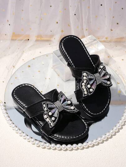 1双黑色加大码女童时尚拖鞋，闪亮珍珠水晶蝴蝶装饰，圆头露趾柔软防滑一脚蹬设计，别致波西米亚公主沙滩凉鞋，适合日常休闲、度假、假日、派对等场合，春夏新品上市