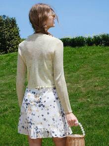 Vestido camisero con estampado floral minimalista y volante en el bajo, para uso diario casual - Beis - Ver 7