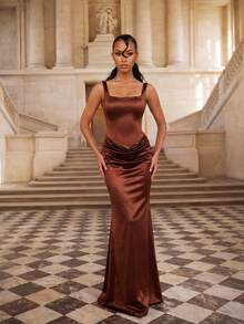 Vestido largo de fiesta para mujer con cuello cuadrado, tirantes finos, espalda descubierta, detalle fruncido y cruzado en marrón - Marrón - Ver 1