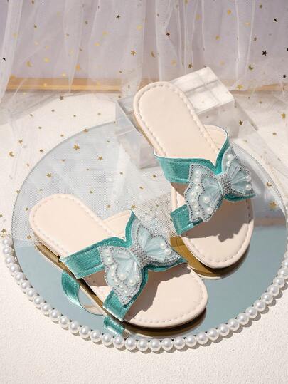 1 đôi dép thời trang cỡ lớn màu xanh dương cho bé gái, trang trí hình bướm đính ngọc trai lấp lánh, mũi tròn, hở ngón, mềm mại, chống trơn trượt, kiểu dép công chúa phong cách Bohemian, thích hợp cho đi chơi hàng ngày, đi nghỉ mát, dự tiệc, mùa xuân/hè. Hàng mới về