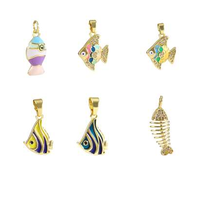 Mặt dây chuyền hình cá nhiệt đới sọc gradient bằng đồng với vảy nhiều màu sắc, thích hợp để tự làm vòng tay, vòng cổ, đồ trang sức hoặc làm quà tặng cho kỳ nghỉ hè ở bãi biển.