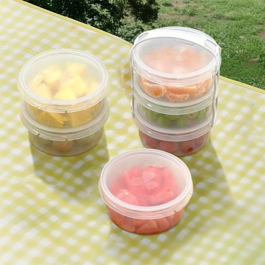 2100毫升三层圆形塑料饭盒，带提手，便携大容量水果便当盒，可堆叠密封食品容器，耐冷耐热，适合学生和成人用于学校、办公室、户外露营、野餐、旅行、返校等场合。