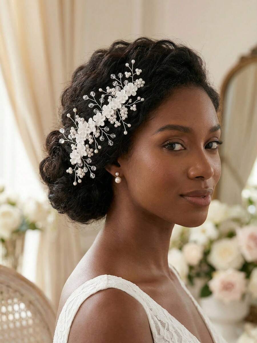 1件手工制作优雅白色软陶瓷花朵、珍珠和水晶发梳，新娘婚礼发饰