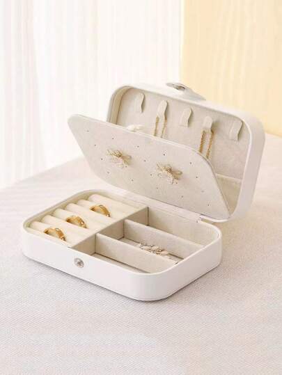 1个首饰收纳盒，可收纳耳环、项链、手链、戒指