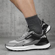 Tenis Deportivos para Hombre, Calzado Casual de PU y Malla Transpirable con Cordones, Sneakers Urbanos de Estilo Retro con Suela Gruesa Antideslizante y Amortiguadora, Zapatos de Deporte Ligeros y Suaves para Caminar, Calzado de Moda Versátil y Resistente al Desgaste para el Uso Diario, Tenis Modernos de Suela Flexible con Agarre Fuerte, Calzado Masculino Cómodo y Elegante para Correr o Entrenar en el Gimnasio, Calzado para Caballero de Alta Calidad con Diseño Clásico y Vanguardista. - Gris - Ver 2