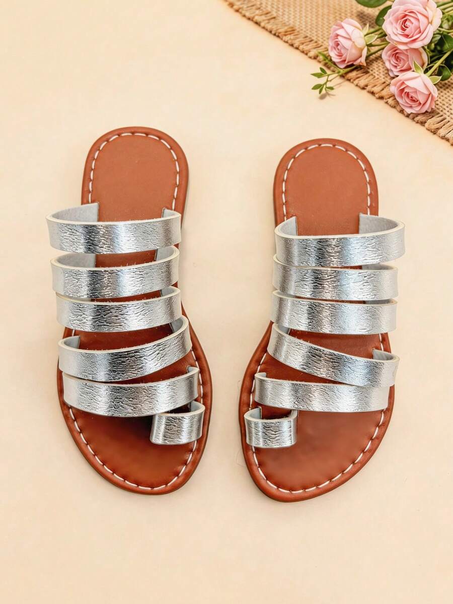 1双儿童夏季拖鞋,银色平底凉鞋,金属光泽质感,柔软防滑耐磨鞋底,适合宴会、聚会、派对、婚礼、度假等场合。 - 銀色 - 查看 1