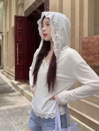 2026春夏新款女式V领长袖上衣，优雅休闲甜美简约街头风，精致蕾丝镂空拼接工艺，柔和白色纹理