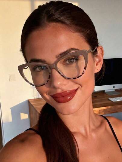 一副女士TR90猫眼框不锈钢高弹力镜腿眼镜，复古优雅通勤卡其色豹纹撞色街头时尚光学眼镜，适合近视