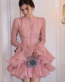 Vestido corto de cóctel de fiesta con mangas largas transparentes, volantes en el bajo, cintura alta, corte evasé y botones delanteros en color rosa/blanco - Rosa - Ver 7