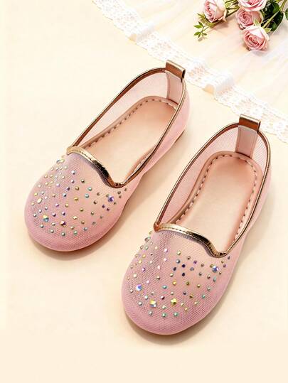 1双儿童网面平底鞋，粉色女童平底鞋，网面镶钻，柔软防滑耐磨鞋底，适合宴会、聚会、派对、婚礼、度假等场合。