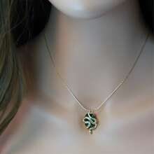 女士祖母绿蛇形项链，黄铜电镀 - 金色 - 查看 3