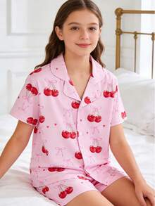 Conjunto de pijama infantil feminino de duas peças, com gola cardigã, estampa completa com laço e shorts de manga curta com estampa de cerejas. Ideal para uso diário, festas do pijama, momentos de lazer e também como presente de verão para crianças. - Baby Rosa - Ver 5